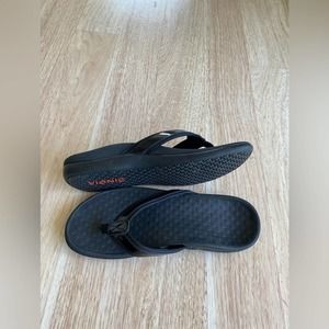 Vionic Flip Flops Patent Leather Black Womens Size 9